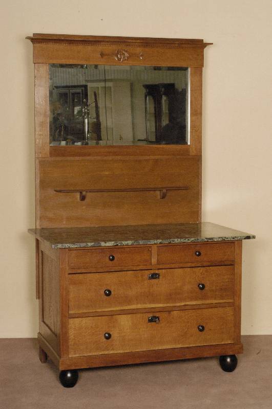 Kommode mit Spiegelaufsatz, um 1910, Koprus Weichholz, Eichefurnier, auf KugelfÜßen, ursprÜnglich mit Marmorplatte, BeschlÄge original, ...