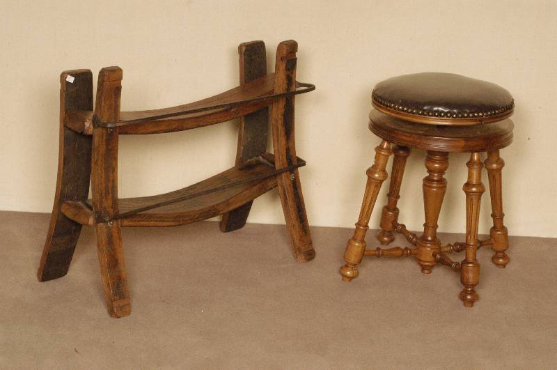 Klavierhocker, deutsch, um 1880, Nußbaum massiv, gedrechselte Hochbeine, verstrebt, in der HÖhe verstellbar, SitzflÄche mit Lederbezug, dieser ...
