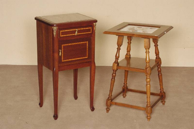 NachtschrÄnkchen, Frankreich, um 1900, Korpus Weichholz, Mahagonifurnier, auf Hochbeinen, abgerundete Ecken, dekoriert mit Messingapplikationen, ...