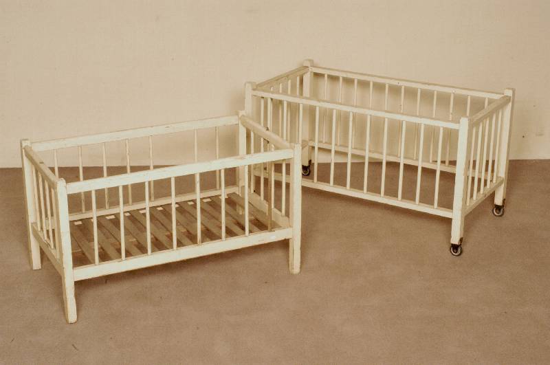 2 Puppenbetten, deutsch, um 1910, Weichholz massiv, weiß gefaßt, Gebrauchsspuren, typisch aus der Zeit, ca. 42x78x41 cm