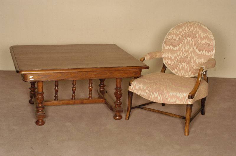 Couchtisch, Frankreich, um 1880, Eiche massiv, Henry Deux, FÜße gedrechselt und verstrebt, Zarge getreppt, Weichholz, leichte Gebrauchsspuren, ...