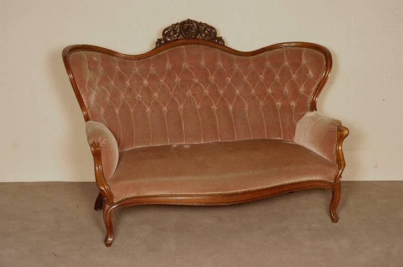 Sofa, deutsch, um 1870, Louis-Philippe, Mahagoni massiv, gebogene Beine, RÜckenlehne in Schmetterlingsform, BekrÖnung in der Mitte, Mohairbezug ...