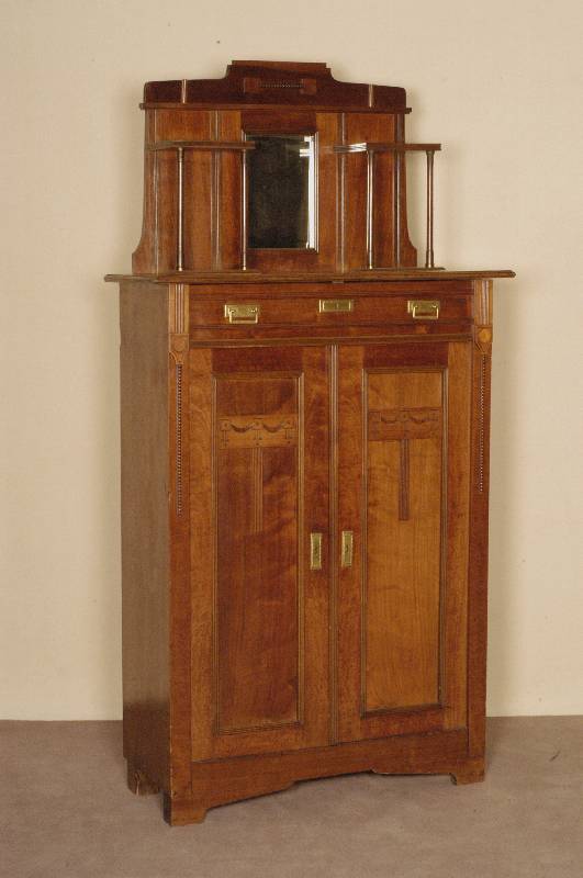 Vertiko, deutsch, um 1880, strenger Jugendstil, Korpus Weichholz, Nußbaumfurnier, TÜrfÜllungen mit sparsamen Flachschnitzereien aus dem ...