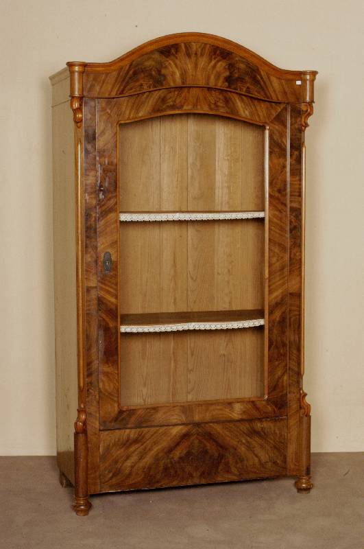 Vitrinenschrank, deutsch, um 1840/50, Louis- Philippe, Korpus Weichholz, Mahagonifurnier, gespiegelt, abgeschrÄgte Ecken, aufgesetzte ...