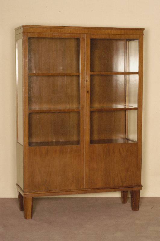 Sammlervitrine, deutsch, um 1920, ArtDeco, Korpus Weichholz, Nußbaumfurnier, auf Rahmen gearbeitet, schÖne Maserung im unteren Bereich , eckige ...