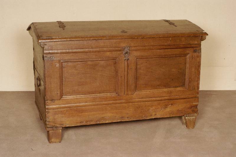Truhe, norddeutsch, um 1780, Eiche massiv, spitzbeinige FÜße, FÜllungen gerahmt, Deckel leicht gebogen, mit original schmiedeeisernen ...