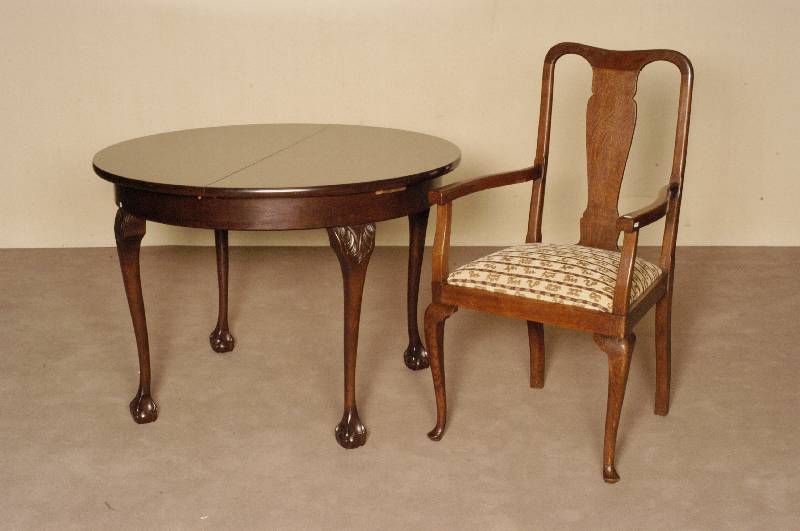 Ausziehtisch, deutsch, um 1960, Korpus Weichholz, Mahagonifurnier, gebogene Beine, in TatzenfÜßen auslaufend, mit Flachschnitzereien im ...