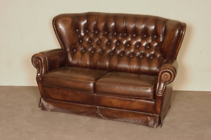 2-sitzer Sofa, wohl England, im Chesterfield Stil, hochlehnig, lose Kissen, RÜcken und Seiten genoppt, braunes Leder von guter QualitÄt, ...