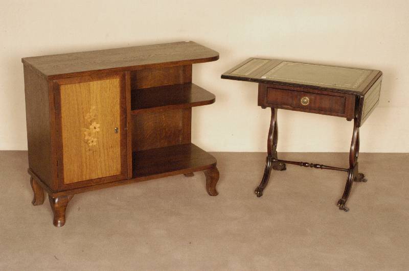 WandschrÄnkchen, deutsch, um 1910, Korpus Weichholz, Eichefurnier, BarockstilfÜße, TÜr mit hellem Nußbaumfurnier, mit eingelegtem ...
