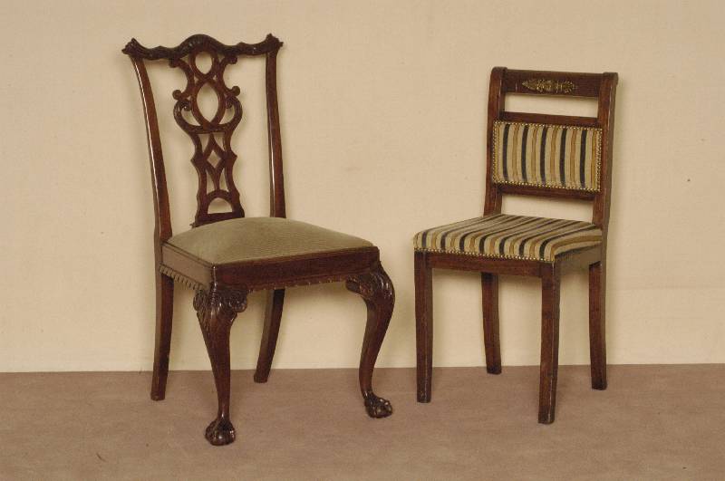 4 StÜhle, deutsch, um 1900, Empirestil, Mahagoni massiv, sÄbelfÖrmige Beine, RÜckenlehne mit Messingapplikationen, Polsterug und Bezug wohl ...