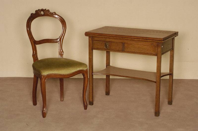 4 StÜhle, deutsch, um 1960, Louis-Philippe -Stil, Buche massiv, nußbaumfarben, FÜße und RÜckenlehne elegant gebogen, BekrÖnung reich ...