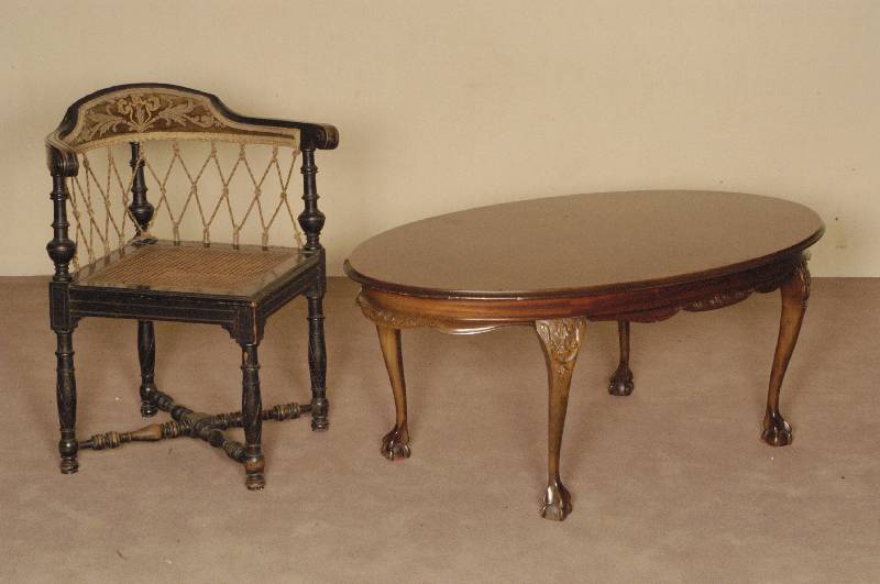 Couchtisch, England, um 1960, Queen-Anne -Stil, Korpus Weichholz, z.T. Tischlerplatte, ovale Platte mit ausgesuchtem Wurzelnußfurnier , gebogene ...