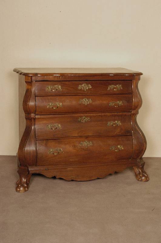 Kommode, Holland, um 1750, Eiche massiv, horizontal gebogene Schublade, 3-fach geschwungen, TatzenfÜße aus dem Vollholz geschnitzt, seitliche ...