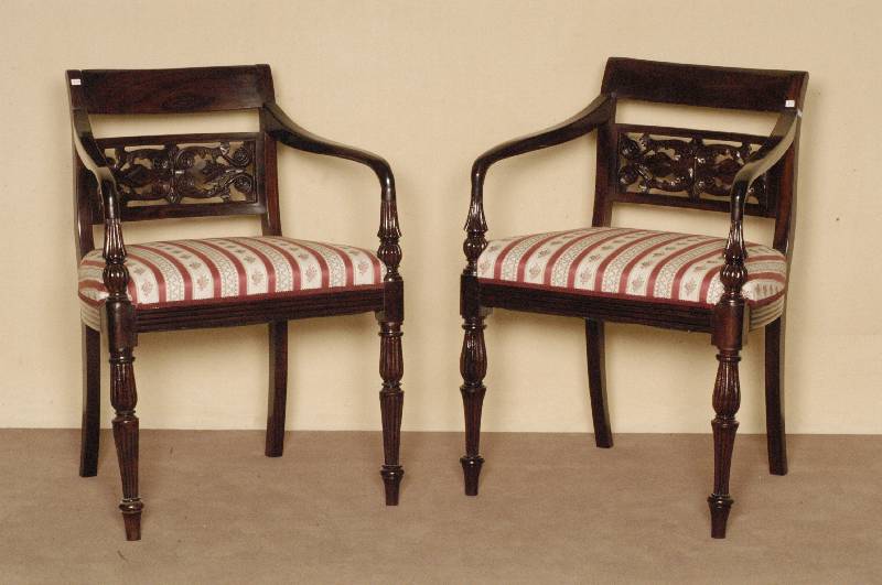 2 ArmlehnstÜhle, England, um 1870, viktorianisch, Palisander massiv, gedrechselte Beine, gerillt, gerade RÜckenlehne, verstrebt, durchbrochene ...
