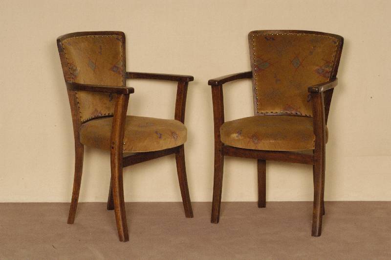 Armlehnstuhl, England, um 1920, Eiche massiv , leicht gebogene Beine und RÜckenlehne, neu gepolstert und bezogen, gut geeignet als Schreibtisch- ...