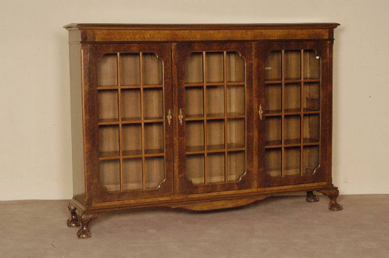 BÜcher- bzw. Vielzweckschrank, deutsch, um 1910/15, Korpus Eiche massiv, Eiche- und Nußbaumfurnier, in klarer und einfacher Weise angeordnet, ...