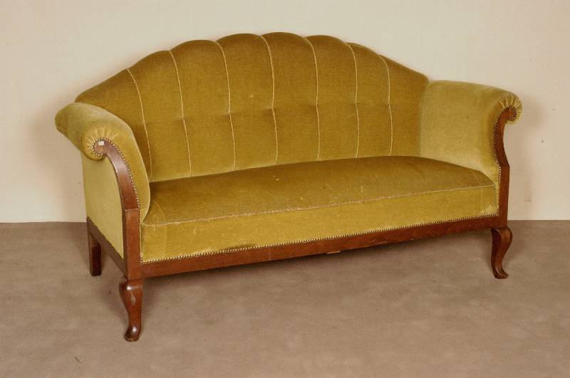 Sofa, deutsch, um 1910, zweites Barock, Gestell Mahagoni massiv, gebogene Beine und RÜckenlehne, goldfarbener Bezug, wohl aus dem 70er Jahren, ...