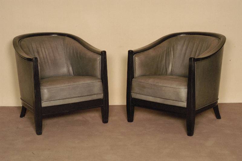 Paar Ledersessel, im ArtDeco-Stil, nach altem Vorbild gearbeitet, Hartholz schwarz gefaßt, Lederbezug mit schÖner gewachsener Patina, leichte ...