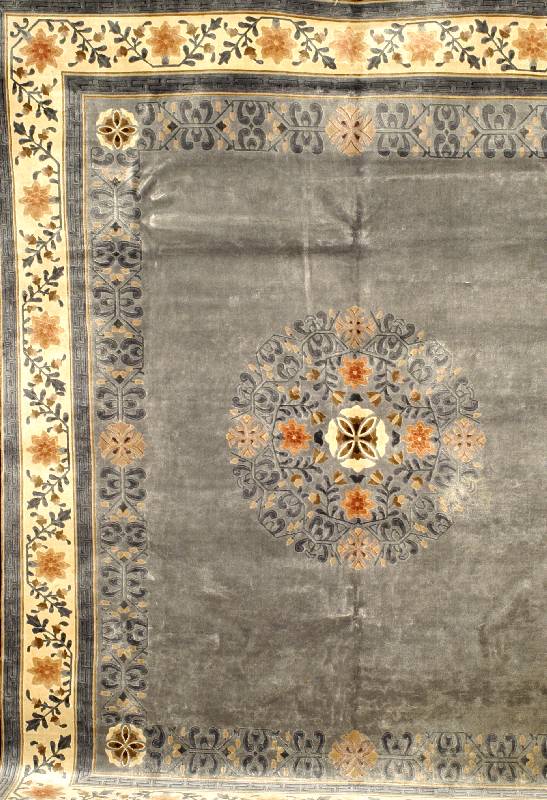 China Seide, China, ca. 10 Jahre, reine Naturseide, ca. 305 x 244 cm, SchÄtzwert: 2800.- EURO, EHZ: 2. SchÖner Eisblauer Innenfo nd.