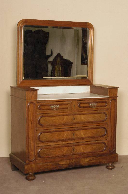 Kommode mit Spiegel, deutsch, um 1880, Eiche massiv, Nußbaumfurnier, 3 große SchÜbe mit abgesetzten Profilleisten, Furnierbild zweifach ...