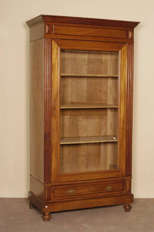 Vitrinenschrank, deutsch, um 1900, Korpus Eiche, Nußbaumfurnier, eintÜrig, facettierte Galsscheibe, Kopfteil mit gestufter Kranzleiste, ...