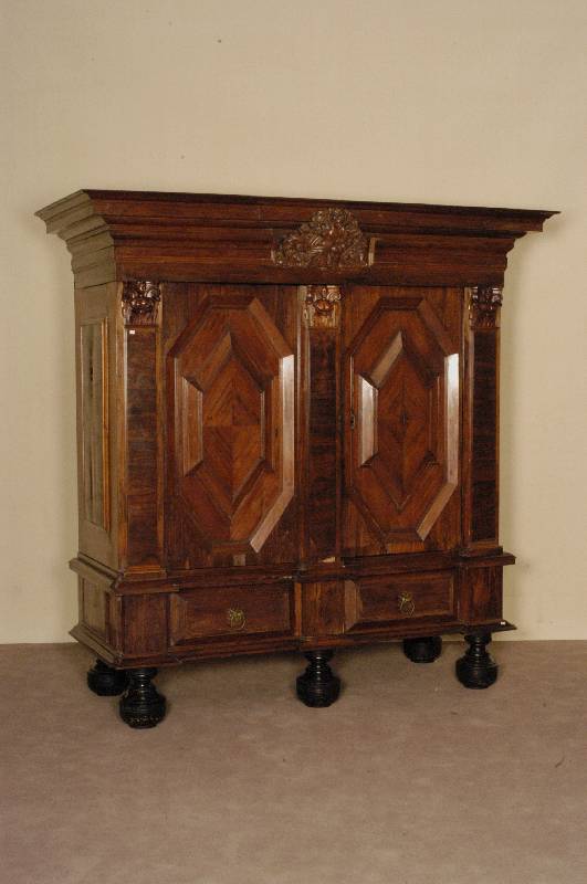 Hallenschrank, deutsch, um 1740, Barock, Korpus Eiche und Weichholz, Palisander massiv, Palisanderfurnier, zweitÜrig mit mÄchtigen ...