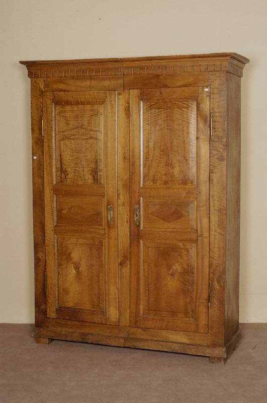 Spaltschrank, deutsch, um 1800, Nußbaum massiv, zweitÜriger Korpus mit KasettenflÜlungen, Rautenmuster, Kopfteil mit umlaufender Gesimsleiste ...