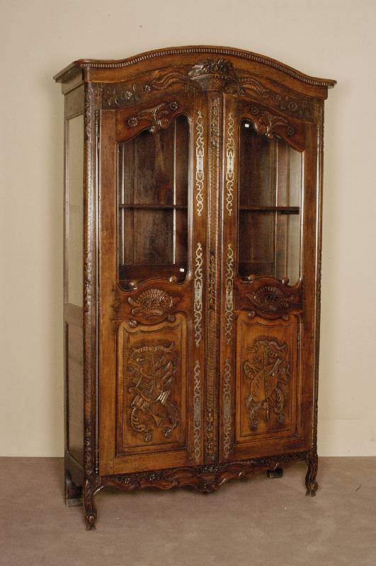 Halbvitrinenschrank, Frankreich, Ende 18. Jhd. , Nußbaum massiv, zweitÜriges MÖbel mit reichhaltiger Reliefschnitzerei, Malerpalette, Musikalien ...