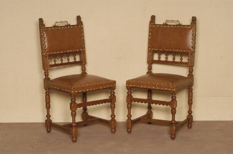 6er Satz StÜhle, Frankreich, um 1880, Eiche massiv, Stuhlbeine als gedrechselte SÄulen, SitzflÄche und RÜckenlehne in Kunstlederbezug, dieser ...