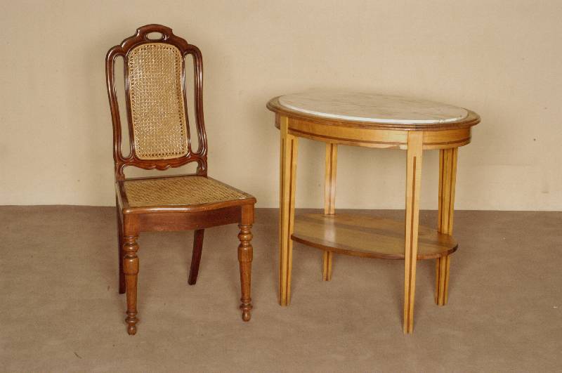 Beistelltisch, Frankreich, um 1900, Kirschbaum massiv, konisch zulaufende Tischbeine mit Bandintarsien, 2 Ablageebenen in ovaler Form, Tischplatte ...