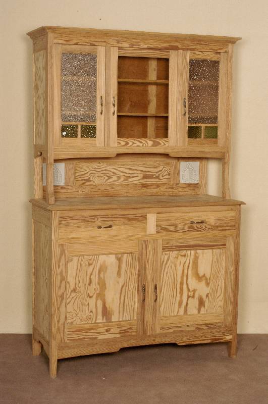KÜchenbuffet, deutsch, um 1920, Weichholz, Pitchpine, Oberteil dreitÜrig verglast, MitteltÜr als Vitrine, zwei Fliesen als Dekoration, ...