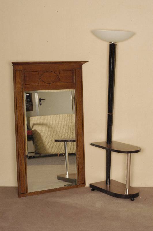 Stehlampe ArtDeco, Frankreich, um 1930, schwarz gefaßter Holzschaft, zwei Ablagen in Palisander, diese mit Chromstange verbunden, ausladender ...