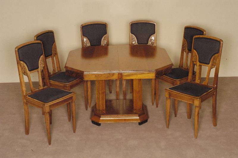 Eßtisch mit 6 StÜhlen, Frankreich/Paris, um 1920, Nußbaum massiv, zum Teil schwarz abgesetzt, ausziehbarer Tisch mehrfach profiliert und ...