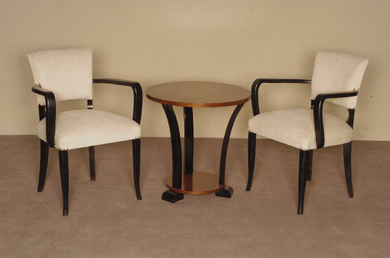 Salongruppe ArtDeco, Frankreich, um 1920, Ensemble von zwei ArmlehnstÜhlen (BridgestÜhle) und einem Clubtisch, ebonisiertes Hartholz sowie ...