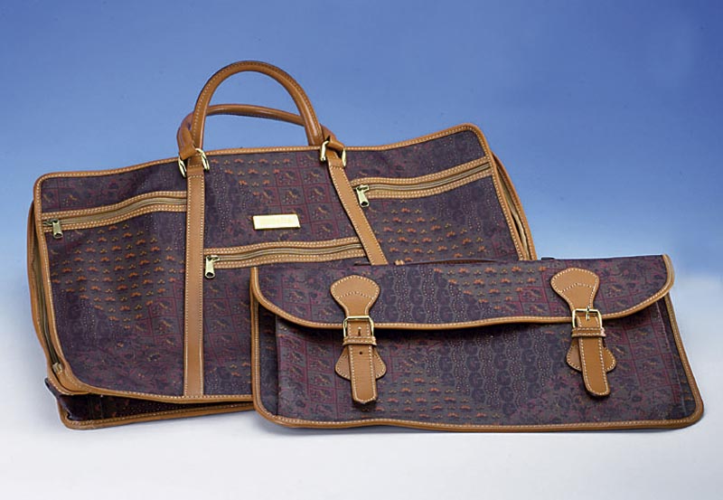 ESCADA-Reiseset, 2-teilig, best. aus: 1 x große Tasche mit 2 Tragegriffen und 3 Außen- fÄchern, Maße ca. 14.5 x 53 x 40 cm, 1 x klei- nere ...