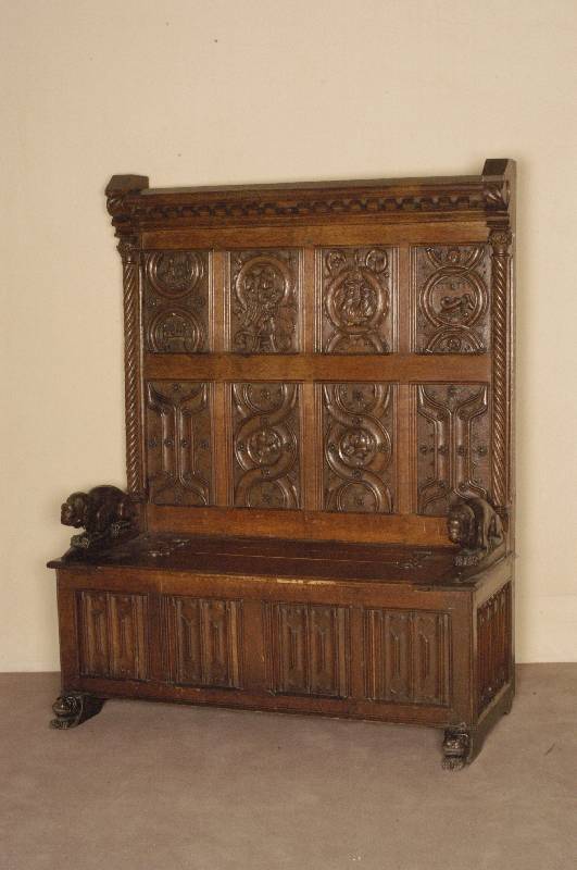 Truhenbank, deutsch, um 1870/80, Eiche massiv, komplett auf Rahmen gearbeitet, Falteninlets, gothisierend, RÜcken spÄtgothisch mit Emblemen, ...