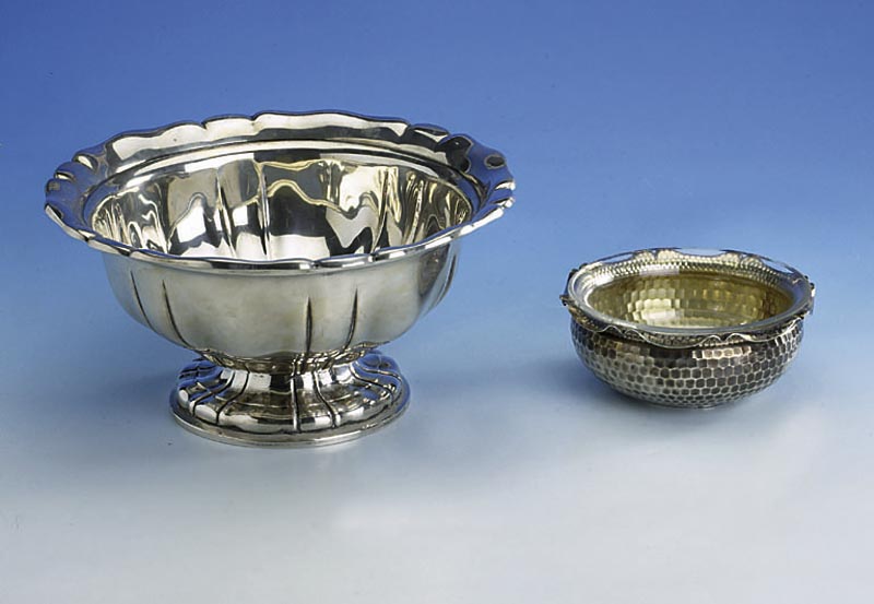 Anbietschale mit Glaseinsatz, deutsch um 1895/1900, 800er Silber, Hammerschlag- verz., Vertreiber Werner, Meistermarke TB, auf Boden Gravur: Zur ...
