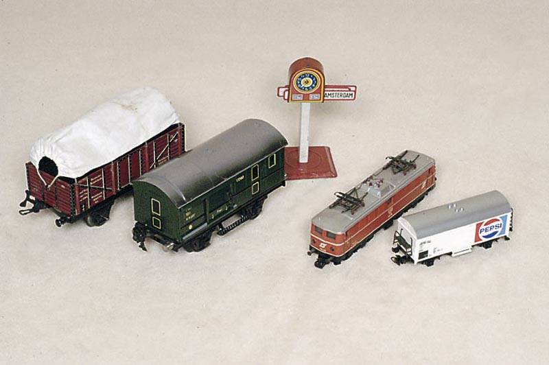GÜterzug, MÄrklin, 2. HÄlfte 20. Jh., Spur HO , Lok-Nr. 3154, dazu GÜterwÄgen, 4419 (Pepsi), 500 Jahre Post 4500, 2 x 4668, alle im orig. ...
