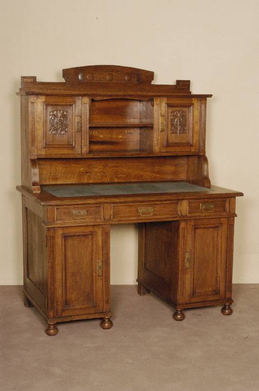 Schreibtisch, deutsch, um 1910, Eiche massiv , auf KugelfÜßen, Lisenen gerillt, Platte mit Alkantara bezogen, hellgrÜn, Oberteil 2 TÜren mit ...
