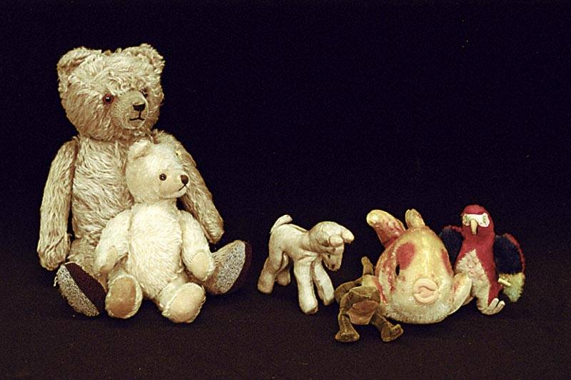 TeddybÄren, 40er/50er Jahre, 1 x Steiff mit Knopf und Fahne, altersbed. bespielt, jedoch guter Zustand, H. ca. 25 cm; 1 x wohl Hermann, Holzwolle ...