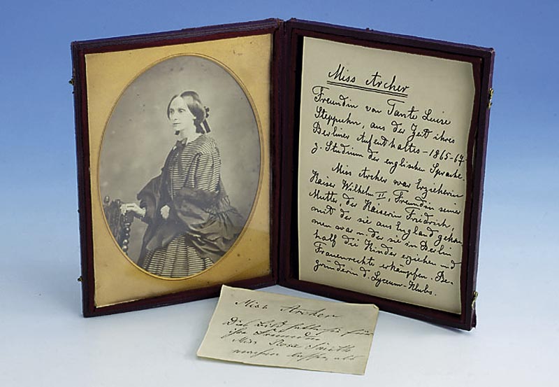 Ferrotypie, England um 1867, Atelier: London School of Photography, Darst. der Miss Archer in stiltyp. Haltung und Klei- dung, Freundin von Luise ...