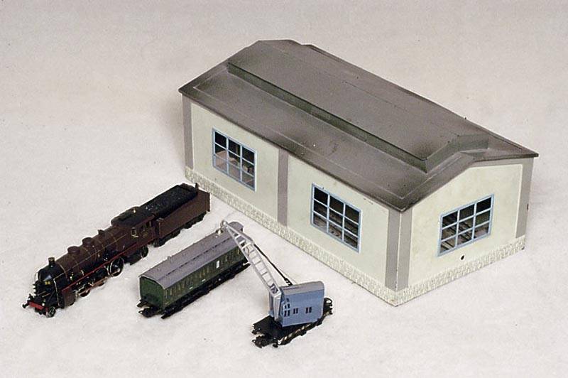 Konvolut MÄrklin, 50er/60er Jahre, Spur HO, Lokschuppen, BahnÜbergang, Kranwagen Nr. 315/2 und Aufliegerwagen, sammelwÜrdig, selten