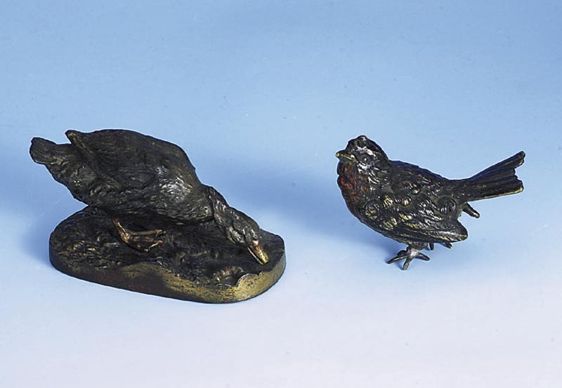 Skulptur in Form einer Gans, Eisenguß, um 1900, vollplastisch, z.T. farbig sparsam dekoriert, als Briefbeschwerer verwendbar, L. ca. 9 cm