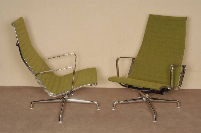 2 Liegesessel, Entwurf Charles Eames, EA 124, Entwurf 1958, original Klebeetikett Herman Miller made by Vitra, Aluminiumgestell, Stoffbezug Hopsak ...