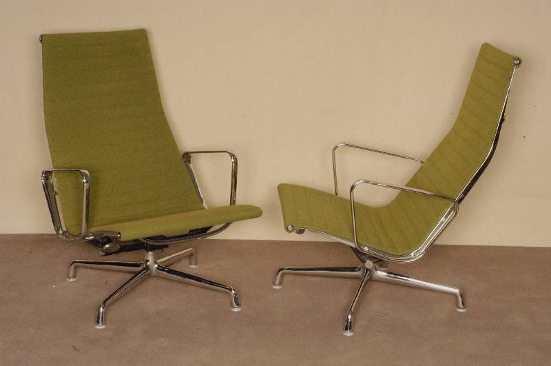 2 Liegesessel, Entwurf Charles Eames, EA 124, Entwurf 1958, original Klebeetikett Herman Miller made by Vitra, Aluminiumgestell, Stoffbezug Hopsak ...