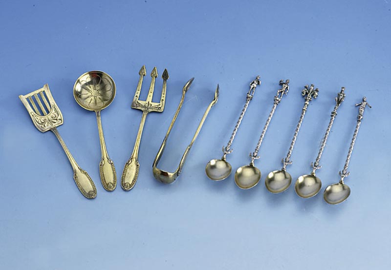 Petit Four-Set, Frankreich um 1870, klassizist., 950er Silber vergoldet, graviert, im orig. Etui, sammelw., ungebraucht