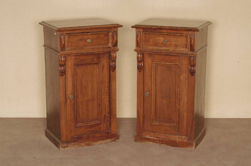 2 NachtschrÄnkchen, mitteldeutsch, um 1860/70, Kirschbaum massiv, Kirschbaumfurnier, aufgesetzte Schnitzereien, Leisten 3-fach getreppt, ...