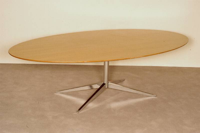 Tisch, Knoll, Modello Depositato Kiga, ovale Tischplatte, Chromgestell, leichte Gebrauchsspuren, klare einfache LinienfÜhrung, ca. 70x244x137 cm