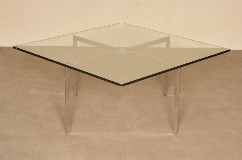 Glastisch "Barcelona", Entwuf Mies van der Rohe, Entwurf 1929, signiert, Gestell aus Flachstahl, Glasplatte leicht beschÄdigt, in der ...