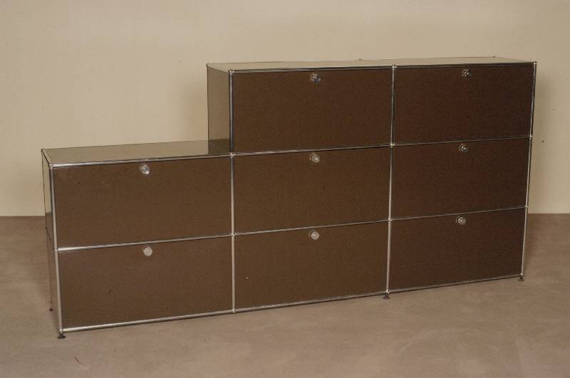 USM-Haller Sideboard, Entwurf um 1960/60, Stahlrohrkonstruktion durch Kugeln verbunden, 8 KlapptÜren, Tablare in dunkelbraun, Gebrauchsspuren, ...